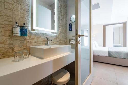 梅利哈玛丽蒂姆马耳他酒店的一间带水槽和床的浴室