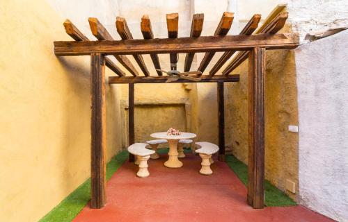 MunébregaRey Mundo的一个小桌子和长凳