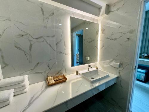 奥南海滩Keereen Resort - Ao Nang Krabi的白色的浴室设有水槽和镜子