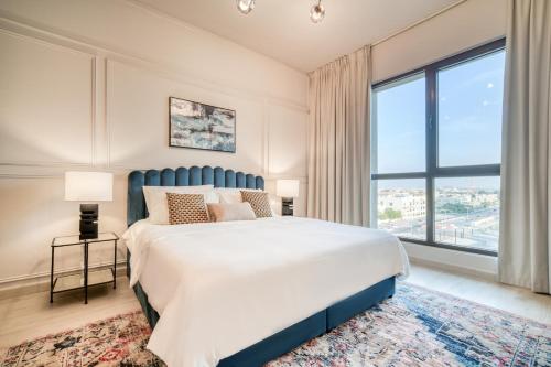迪拜Rahaal 2, Madinat Jumeirah Living, Umm Suqeim - Mint Stay的一间卧室设有一张大床和一个大窗户