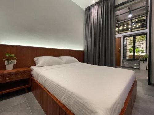 马六甲[New] Backlane Elegance 5pax Near Jonker 800m的一间卧室设有一张大床和一个窗户。