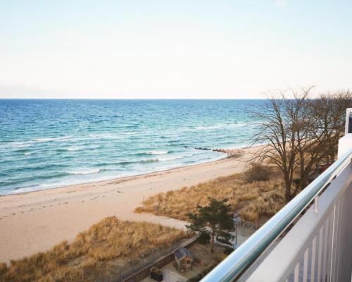 蒂门多弗施特兰德SeeHuus Lifestyle Hotel的阳台享有海滩美景。