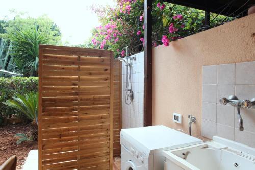 圣维托罗卡波Acquamarina32的一间带水槽和洗衣机的浴室