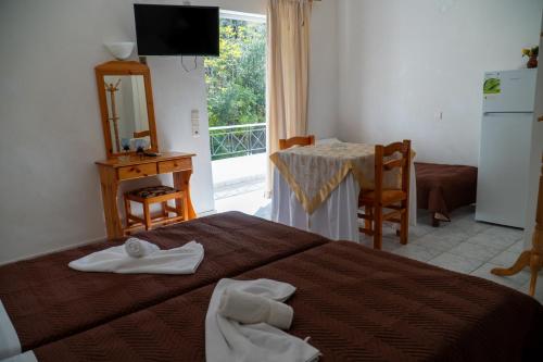 卢特拉艾季普苏Pagona Hotel的一间卧室配有一张床,上面有两条毛巾