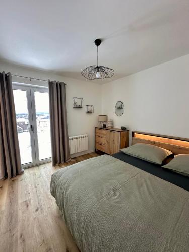 伏尔塔瓦河畔利普诺Apartmán Bezinka的一间卧室设有一张大床和一个大窗户