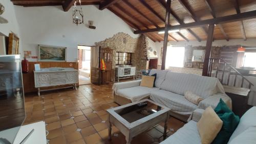阿尔科巴萨Casal do Varatojo的客厅配有沙发和桌子