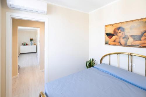 布雷西亚Appartamento terrazza Cavour的卧室配有一张床,墙上挂有绘画作品