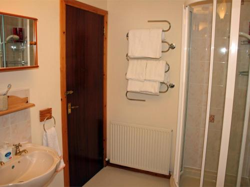 厄萨利3 Bed in Isle of Barra CA295的带淋浴和盥洗盆的浴室