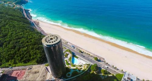 里约热内卢Hotel nacional的海滩旁钟楼空中景观