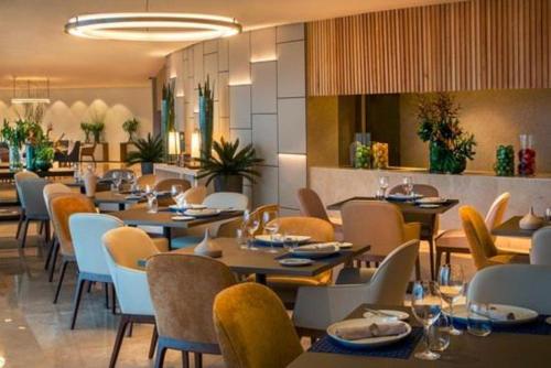 里约热内卢Hotel nacional的用餐室配有桌椅和四柱床