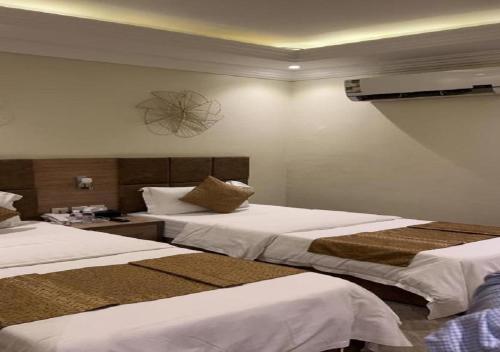 吉达غيمة للشقق الفندقية的一间酒店客房,房间内设有两张床