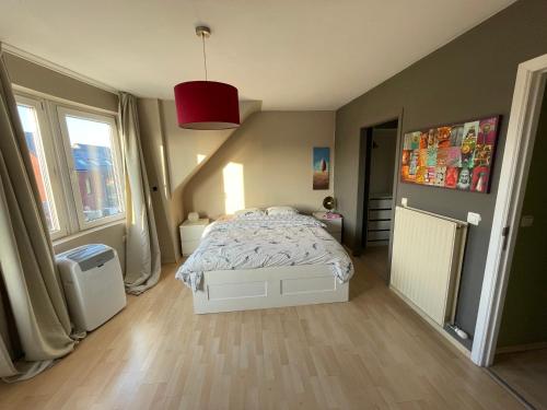 MerchtemMaison de vacances moderne et spacieuse situé à 20 minutes de BXL, Antwerp & Gent的一间卧室设有一张床和一个大窗户