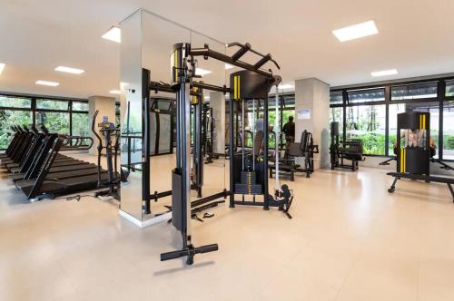 圣保罗Resort, Piscina e Natureza em SP的大楼内带跑步机和椭圆机的健身房