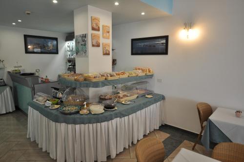 坎普码头米斯特拉尔酒店的餐厅的自助餐,包括餐桌上的食品