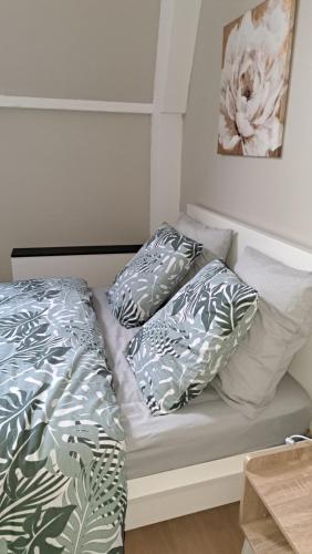 Annappeschambre cocooning的一张位于房间的床,上面有两个枕头