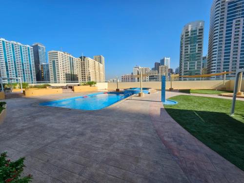 沙迦Luxury Apartment Al Khan Corniche View 2 BD的一座位于高楼城市的游泳池