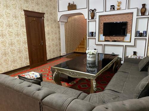 希瓦Khiva Bibimariyam的客厅配有沙发和桌子
