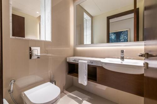 迪拜1BDR in Madinat Jumeirah Living Close to Burj Al Arab的一间带水槽、卫生间和镜子的浴室