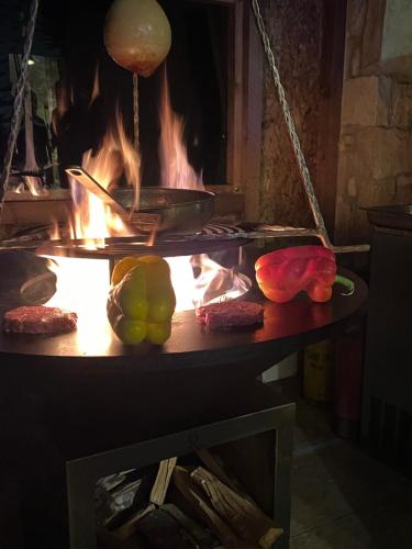 RoselloCasa del Pastore Rosello的火炉上的桌子和锅