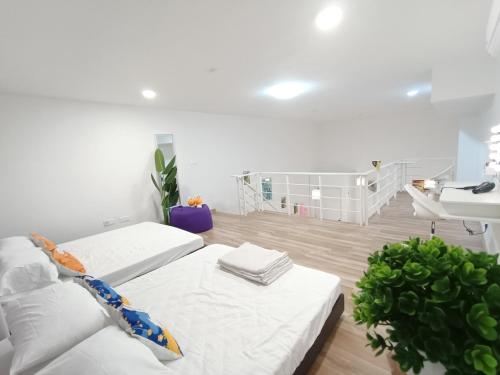 吉隆坡Arte Cheras Duplex Near MRT 1的白色的客房设有两张床和盥洗盆