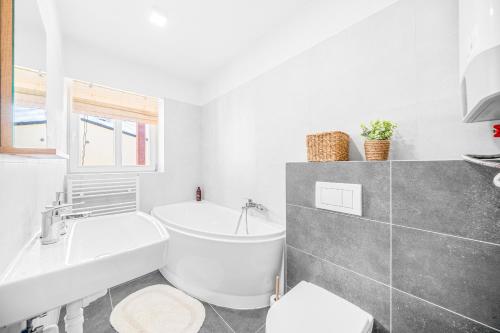 卡什佩尔斯凯霍里Apartmán Barula的白色的浴室设有浴缸和水槽。