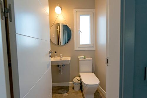 马德里Habitaciones Privadas en mi acogedor Chalet - Private rooms的一间带卫生间和水槽的浴室