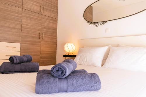 雅典Gtrip P Faliro Coastal Comfort 2F的一间卧室配有带毛巾的床