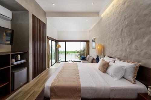 BeragalaGrand Beragala Boutique Resort的大卧室配有一张带白色枕头的大床