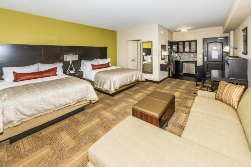 诺克斯维尔Staybridge Suites Knoxville West, an IHG Hotel的酒店客房,设有两张床和一张沙发