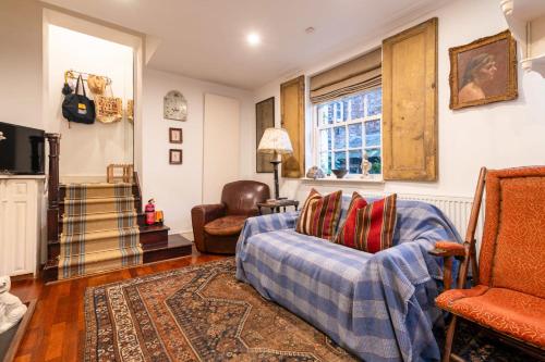 伦敦Character Cottage In Historic Hampstead的客厅配有沙发和椅子