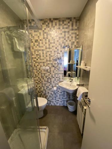 萨里亚dpCristal的带淋浴、盥洗盆和卫生间的浴室