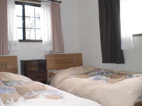 沼津Minato Oasis Numazu - Vacation STAY 31031v的卧室设有两张单人床和窗户。