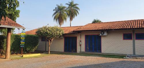 博尼图Bonito HI Hostel e Pousada的前面有棕榈树的房子
