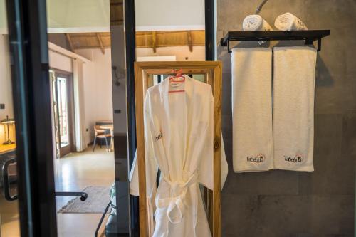 波特尔堡Tabebuia Spa and Safari Resort的更衣室配有浴袍和毛巾