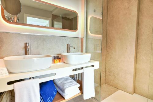 英格兰海滩RELAXIA BEVERLY SUITES的浴室设有2个水槽和镜子