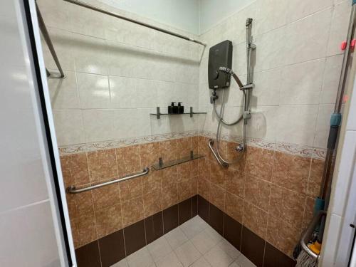 大山脚Cozy House 37 @ Alma BM的带淋浴的浴室(铺有瓷砖地板)