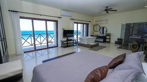 女人岛Casa Javi- Ocean Front located Mid Isla Mujeres的一间卧室配有一张床,享有海景