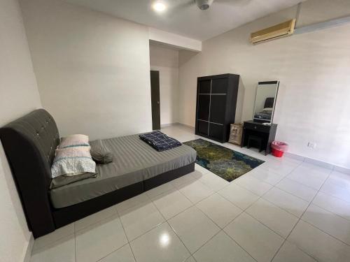 De’ Nuhir Homestay Teluk Senangin的带沙发和镜子的客厅