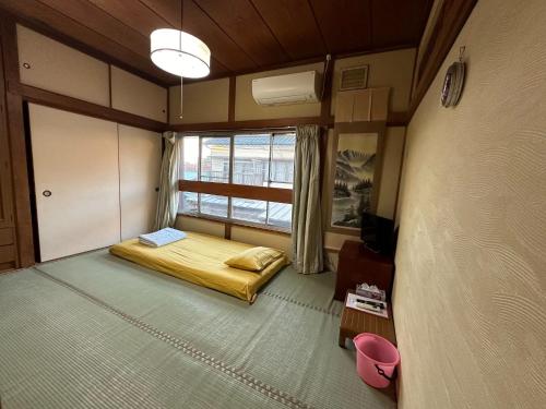 沼津Numazu Japanese house / Vacation STAY 3966的小房间设有床和窗户