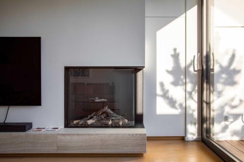 克诺克－海斯特Stunning duplex - 3 bedroom - 2 sunny terrasses的带壁炉的客厅设有白色墙壁