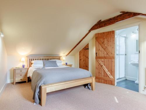 阿克斯明斯特2 bed property in Axminster BLOLO的一间卧室配有床和滑动谷仓门。
