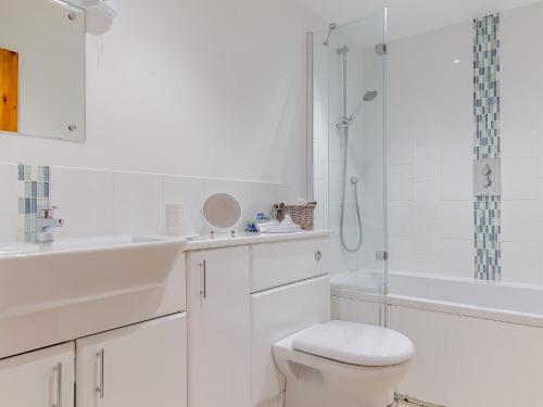 1 Bed in Truro LSUNF的白色的浴室设有卫生间和淋浴。