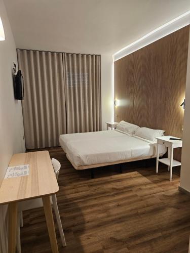 莫利纳德塞古拉Hotel Villasegura的酒店客房,设有一张床和两张桌子