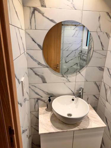 拉纳卡圣雷莫酒店 的一间带水槽和镜子的浴室