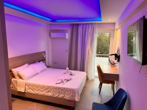 拉纳卡圣雷莫酒店 的一间卧室配有一张紫色天花板的床