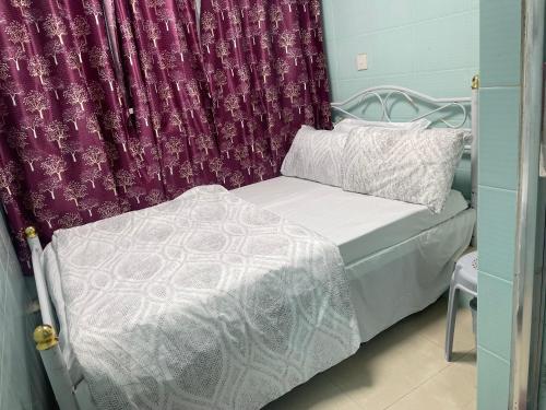 香港Relaince lucky home的一张小床,位于带窗帘的房间