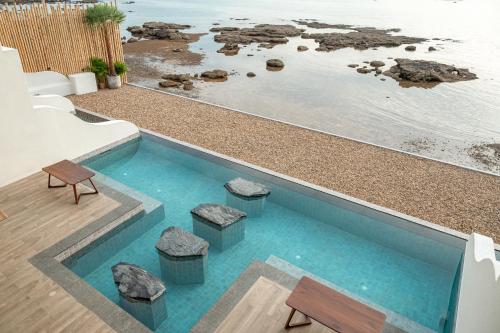 格兰岛Tasana bar and luxury resort的海景游泳池