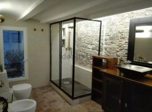 巴塞罗那LINDA HABITACION PRIVADA的带淋浴、卫生间和盥洗盆的浴室
