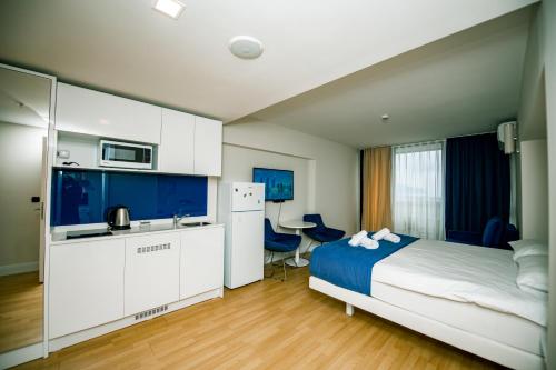 巴统Orbi City Premium Apartments的酒店客房带一张床和一个厨房