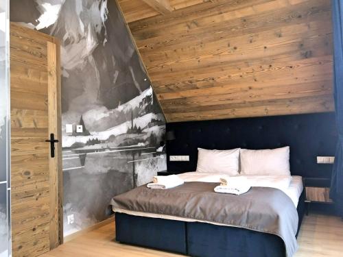 维托韦Prywatna Sauna i jacuzzi! Tatra Spa Witów的一间卧室设有一张木天花板床。